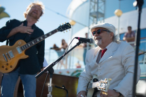 Gary Nicholson (right) on the Sandy Beaches Cruise. Photo by Laura Carbone